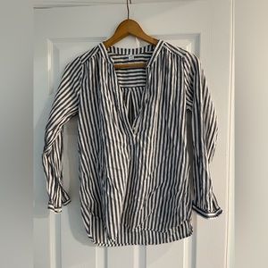Old Navy 1/4 buttoned V-Neck. Size medium. Barely worn